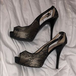 Guess lace pumps